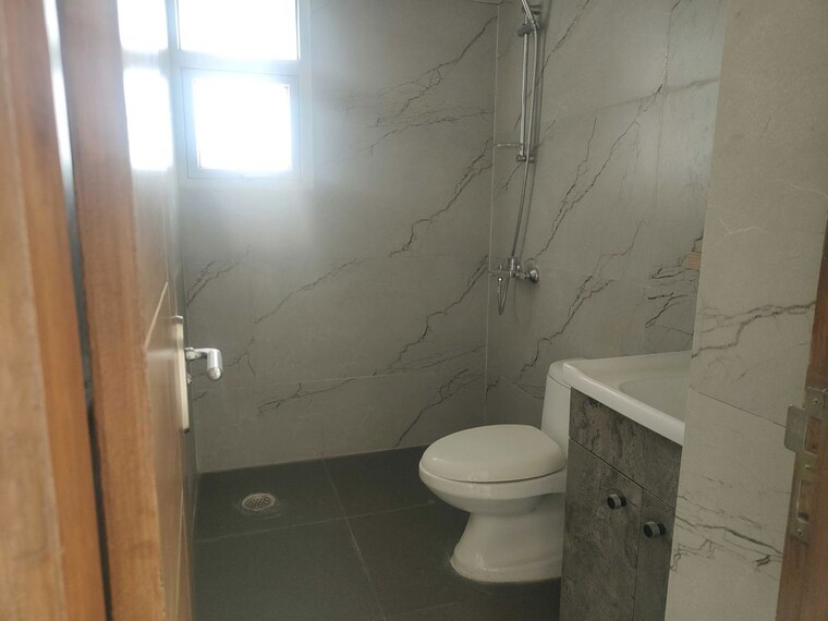 Bathroom, sector 21 3 Bedroom 1450 Sq.Ft. Builder Floor In Sector 21 Gurgaon 10698385