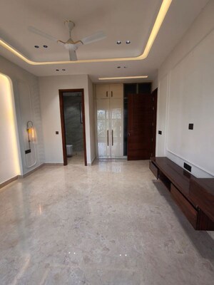 Building Lobby in 3 BHK Builder Floor at Sector 57 – for Sale