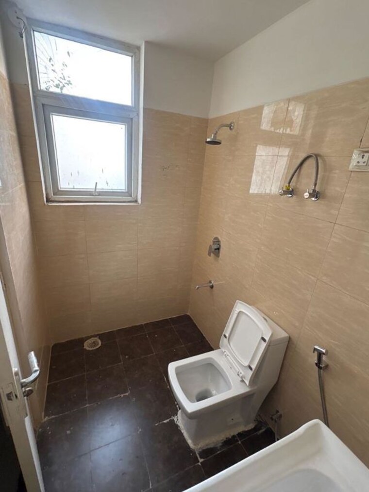Bathroom, sector 21 3 Bedroom 1600 Sq.Ft. Builder Floor In Sector 21 Gurgaon 10698416