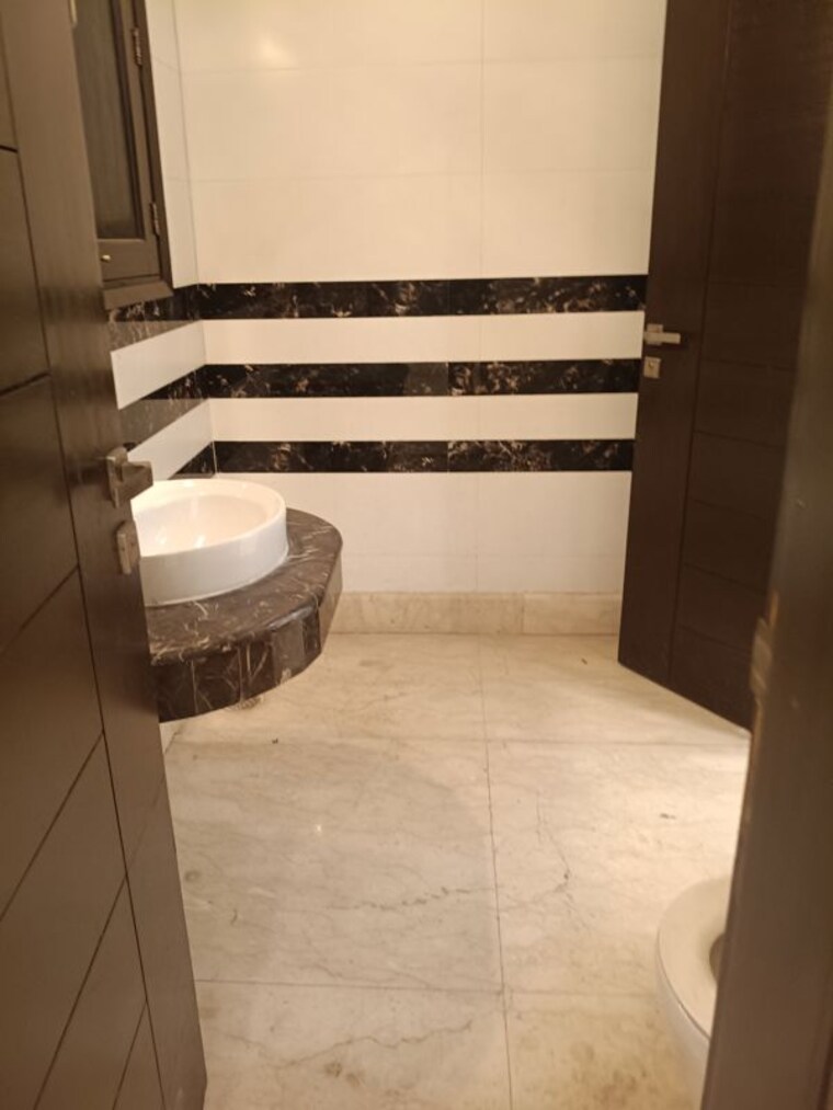  Parking, new friends colony 4 Bedroom 504 Sq.Yd. Builder Floor In New Friends Colony Delhi 10698254