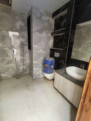 Parking in 3 BHK Builder Floor at Sector 51 – for Sale