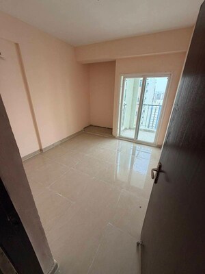 Room in 2 BHK Apartment at Amrapali Verona Heights, Tech Zone 4 Greater Noida – for Rent
