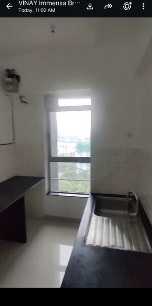 Room in 3 BHK Apartment at Kalpataru Immensa, Kolshet Road – for Rent