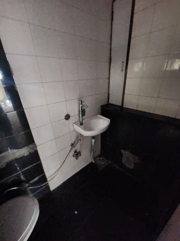 Bathroom, sharda-building Commercial Shop 500 Sq.Ft. In Mahim Mumbai 10698477
