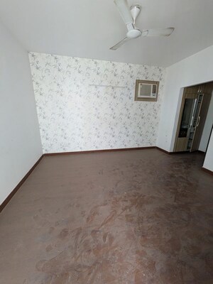 Room in 3 BHK Builder Floor at Sector 21 – for Rent