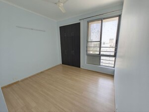 Room in 3.5 BHK Apartment at Pioneer Park Phase 1, Sector 61 – for Rent