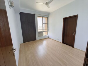 Room in 3.5 BHK Apartment at Pioneer Park Phase 1, Sector 61 – for Rent