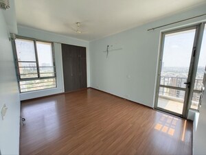 Room in 3.5 BHK Apartment at Pioneer Park Phase 1, Sector 61 – for Rent