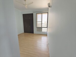 Room in 3.5 BHK Apartment at Pioneer Park Phase 1, Sector 61 – for Rent