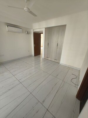 Room in 3.5 BHK Apartment at Parsvnath Exotica, Sector 53 – for Rent