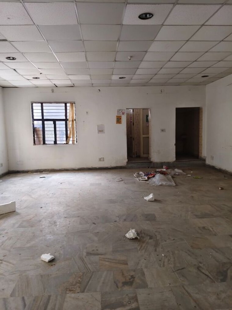 Room, sector 63 Commercial Warehouse 1500 Sq.Ft. In Sector 63 Noida 10698479