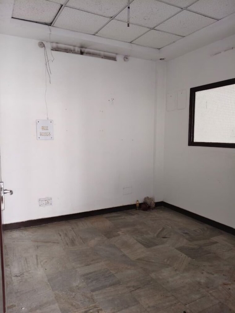 Room, sector 63 Commercial Warehouse 1500 Sq.Ft. In Sector 63 Noida 10698479