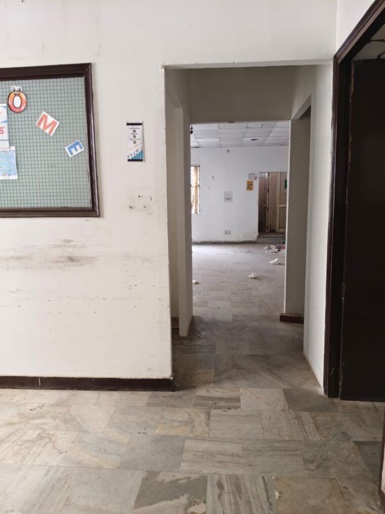 Room, sector 63 Commercial Warehouse 1500 Sq.Ft. In Sector 63 Noida 10698479