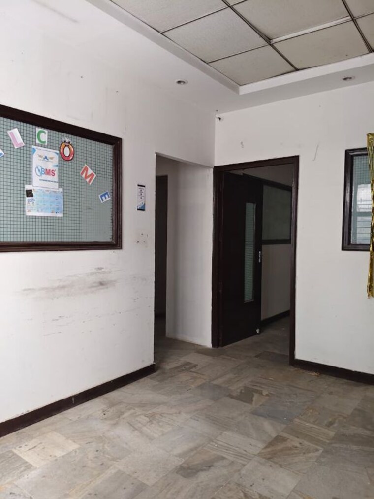 Room, sector 63 Commercial Warehouse 1500 Sq.Ft. In Sector 63 Noida 10698479