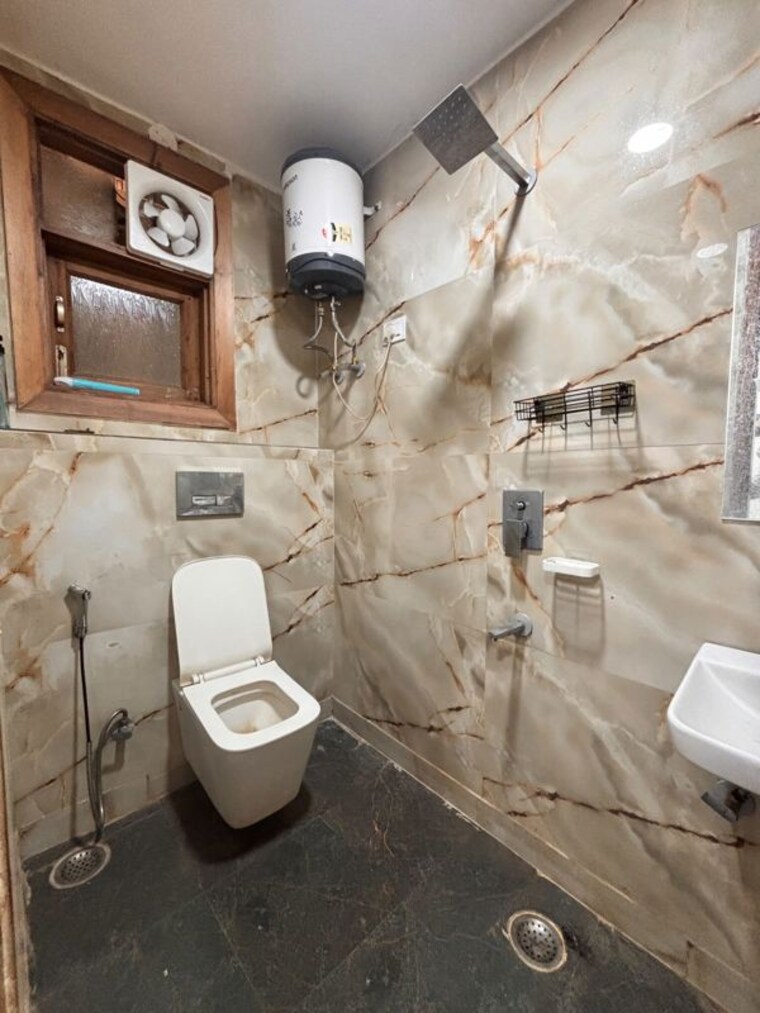 Bathroom, freedom fighters enclave 1 Bedroom 700 Sq.Ft. Apartment In Freedom Fighters Enclave Delhi 10698630