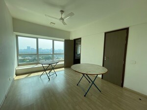 Room in 4 BHK Apartment at DB Woods, Goregaon East – for Rent