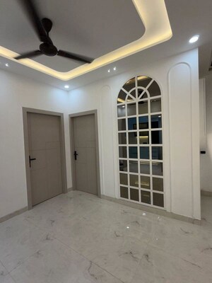Room in 3 BHK Builder Floor at Sector 21 – for Rent