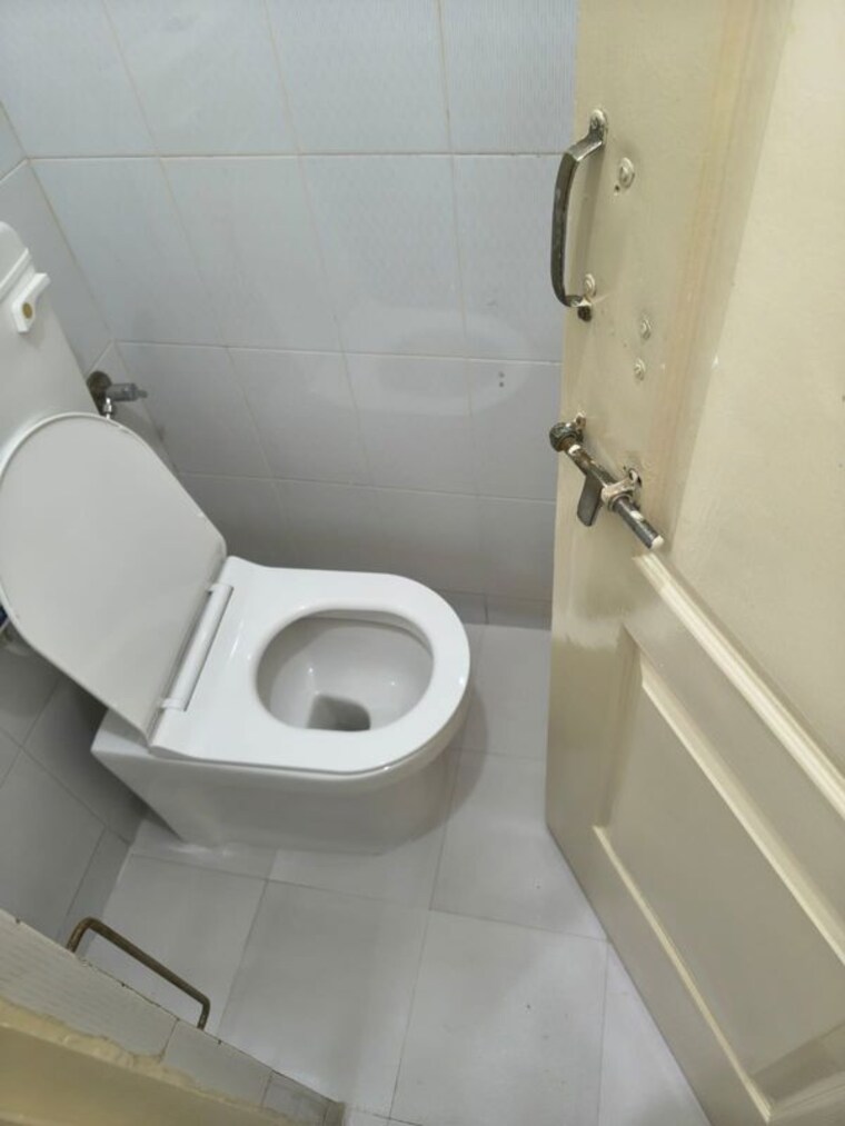 Bathroom, kasturba-housing-society 3 Bedroom 1500 Sq.Ft. Apartment In Vishrantwadi Pune 10698719