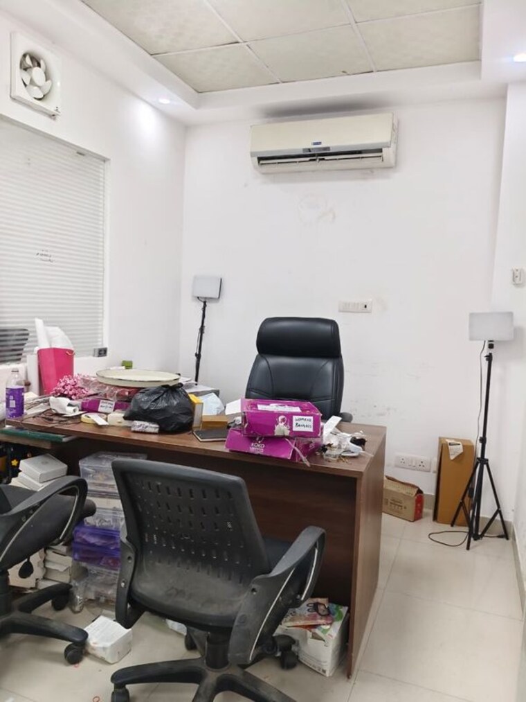 Team Area, sector 63 Commercial Office Space 700 Sq.Ft. In Sector 63 Noida 10698687