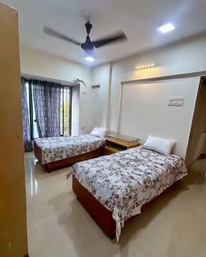  Pg For Rent in Kandivali East