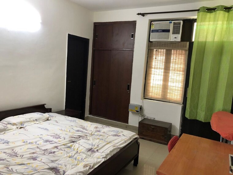 Bedroom, sector 52 3 Bedroom 2000 Sq.Ft. Builder Floor In Sector 52 Gurgaon 10698809