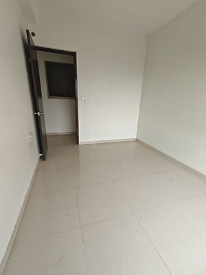 Room in 2 BHK Apartment at Kalpataru Paramount A, Thane West – for Rent