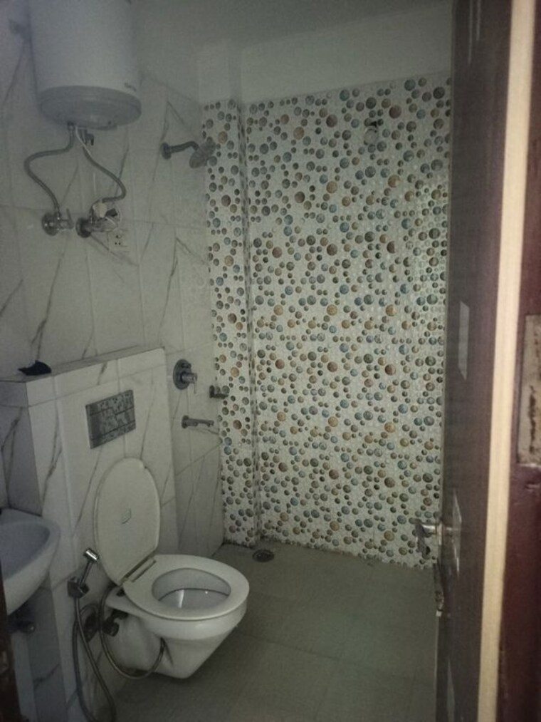 Bathroom, sector 52 3 Bedroom 1600 Sq.Ft. Builder Floor In Sector 52 Gurgaon 10698834