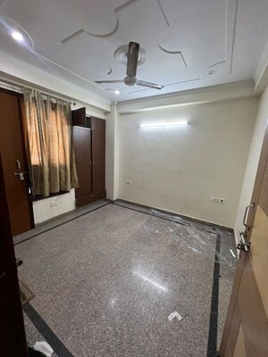 Room in 2 BHK Builder Floor at Sector 52 – for Rent