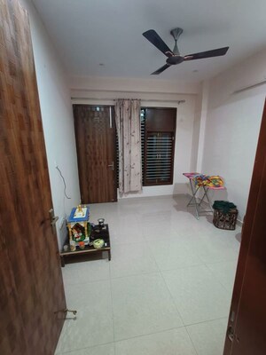 Room in 3 BHK Builder Floor at Sector 52 – for Rent