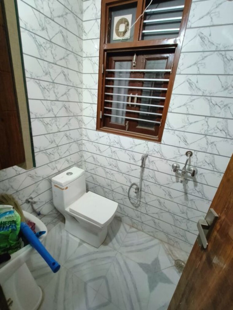 Bathroom, sector 52 3 Bedroom 1600 Sq.Ft. Builder Floor In Sector 52 Gurgaon 10698903