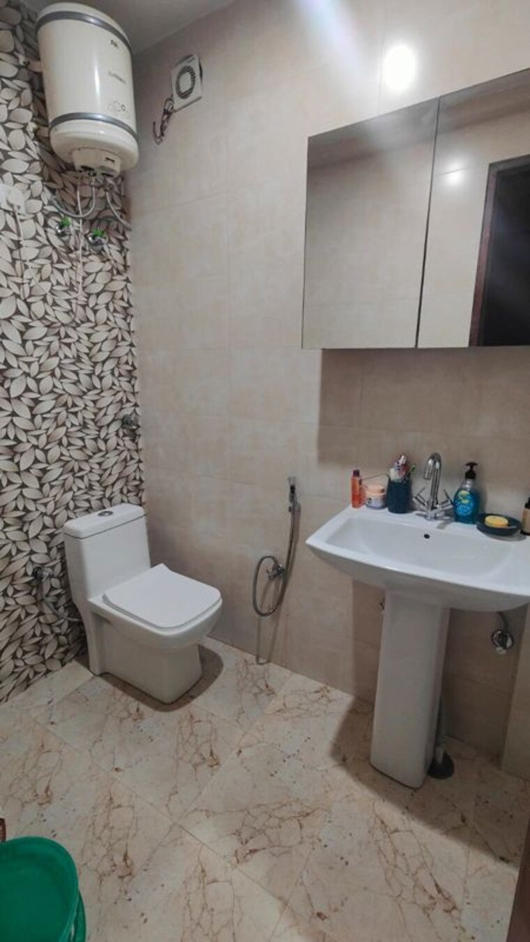 Bathroom, sector 52 3 Bedroom 1600 Sq.Ft. Builder Floor In Sector 52 Gurgaon 10698903