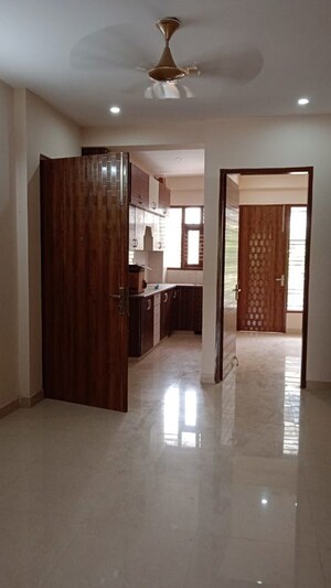 Room in 3 BHK Builder Floor at Sector 52 – for Rent