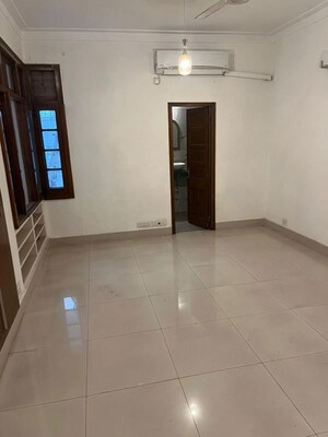 Room in 5 BHK Independent House at Golf Links – for Rent