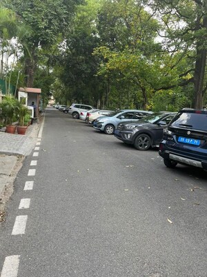 Parking in 5 BHK Independent House at Golf Links – for Rent