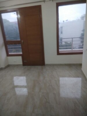 Room in 2 BHK Builder Floor at Sector 52 – for Rent