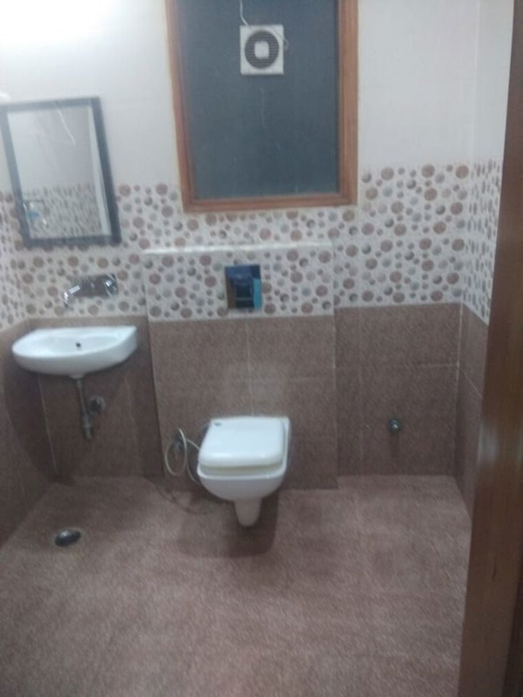 Bathroom, sector 52 2 Bedroom 1400 Sq.Ft. Builder Floor In Sector 52 Gurgaon 10698932