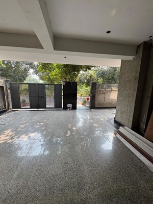 Parking in 3 BHK Builder Floor at Sector 36a – for Sale