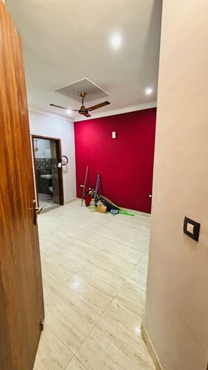 Room in 2 BHK Builder Floor at Sector 52 – for Rent