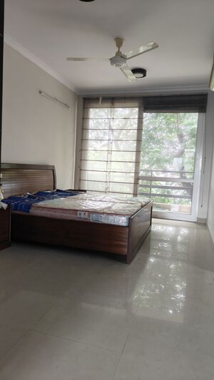 Room in 3 BHK Apartment at Vasant Kunj – for Rent