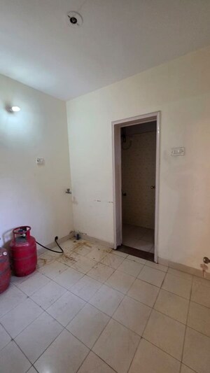Room in 4 BHK Apartment at Vascon Marigold, Kalyani Nagar – for Rent
