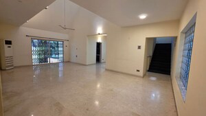 Room in 4 BHK Apartment at Vascon Marigold, Kalyani Nagar – for Rent