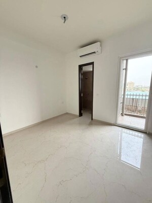 Room in 3 BHK Apartment at Smart World Orchard, Sector 61 – for Sale