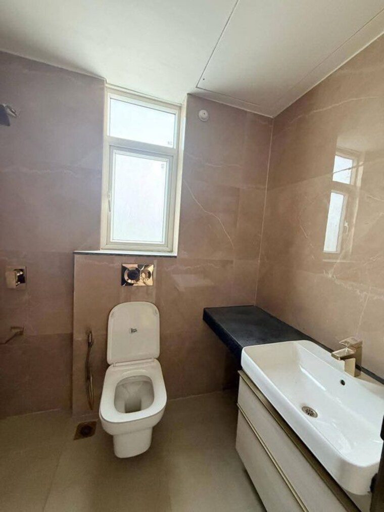 Bathroom, smart-world-orchard 3 Bedroom 1630 Sq.Ft. Apartment In Sector 61 Gurgaon 10699082
