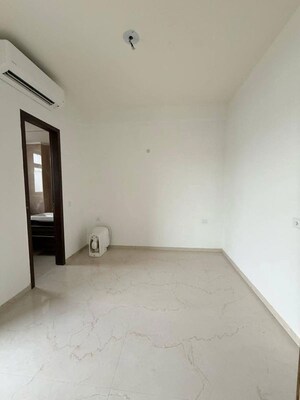 Room in 3 BHK Apartment at Smart World Orchard, Sector 61 – for Sale
