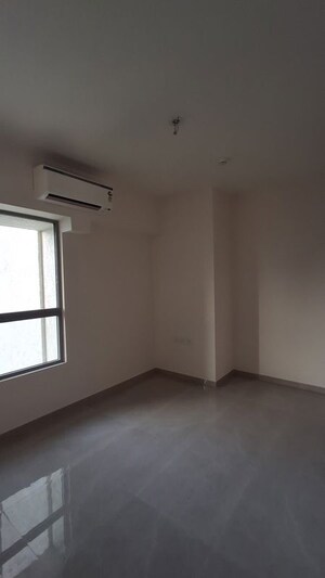 Room in 2 BHK Apartment at Piramal Vaikunth, Balkum Pada – for Rent