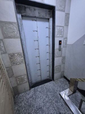 Lift in 3.5 BHK Builder Floor at Mayur Vihar – for Sale
