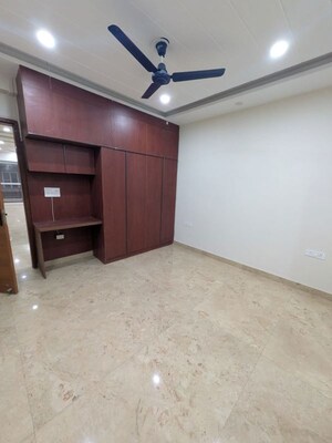 Room in 3 BHK Apartment at Emaar MGF Emerald Hills, Sector 65 – for Rent