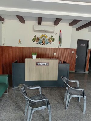  Pg For Rent in Ansal Golf Links 1