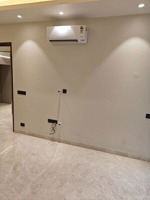 Room in 4 BHK Builder Floor at Sector 48 – for Rent
