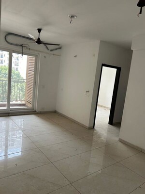 Room in 3.5 BHK Apartment at Omaxe R2, Gomti Nagar – for Sale